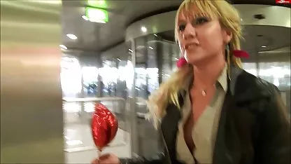 Habiendo acostado a su amada y muy desafortunada novia en un sofá suave, el tipo decantemente le destrozaba el morritas mexicanas cachondas coño mojado con dedos hábiles, y luego dobla la belleza con una cola de rock y la folla con fuerza.