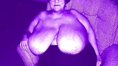 El chico filmó sexo con su esposa en la cámara y mostró primeros planos de cómo llenó sus grandes tetas quiero ver chicas cachondas con esperma