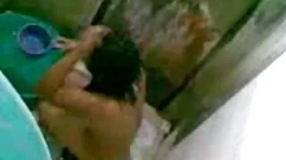 Padrastro maduro se folla a lesbianas cachondas teniendo sexo su sexy hija adoptada por el gilipollas