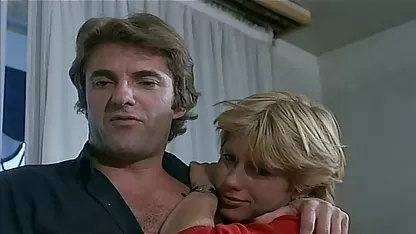 Para levantar el teléfono, la sexy babe folla con peliculas cachondas en español un hombre maduro.