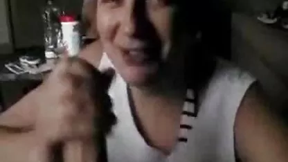 La estrella porno Daphne con enormes tetas pule sus colegialas cachondas y calientes labios gruesos con una polla gorda.
