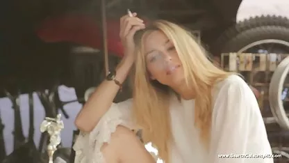 Mujer bonita le dio a su novio una clase en el trabajo. videos bailes cachondos
