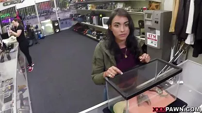 La cachonda cachonda se sentó con el coño niponas cachondas en la larga polla de su hermanastro