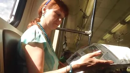 Un tío calvo se folla a una joven rubia el día amas de casa bien cachondas de Acción de Gracias