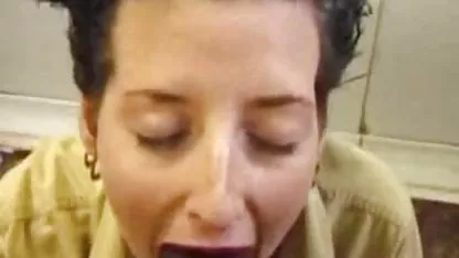 Linda videos pornos cachondos rubia chupa y bebe cum
