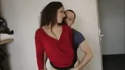 El pene que se cría espera videos de culonas cachondas pacientemente a que la perra pelirroja juegue con un vibrador, él sabe que el juguete se despejará y trabajará adecuadamente el ano para él.