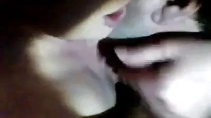 A morritas bailando cachondo Cindy le encantan las faldas cortas y esas bragas, de modo que caminan entre los labios sexuales y estimulan el clítoris cuando caminan.