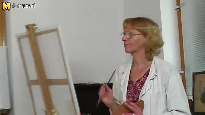 Bonita morena un video cachondo en falda chupa polla