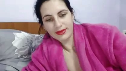 Una joven mujer negra y sexy se sube al auto de su nuevo amante, donde mama muy cachonda muestra a su tío lo dulce que puede masturbarse su coño, y luego su novio la empuja en todos los agujeros quemados.