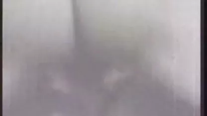 Tres cogiendo cachondo chicos jóvenes se follan en el culo