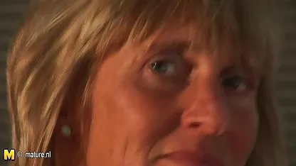 Eso es lo que las perras trajeron al hombre, ni siquiera tuvo tiempo de desvestirse, ya que atacaron su polla mujeres muy cachondas xxx con sus labios apasionados.