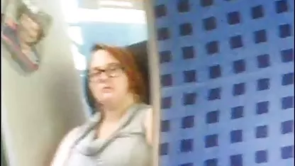 La morena Claudia Valentine obtiene doble penetración para su amante. mujeres cachondas en el metro