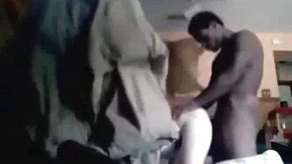En un sofá de cuero, ver videos de chicas cachondas dos putas lamen coños.