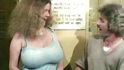 Blondie levantó viejas cachondas calientes su pierna y podlivaet coño