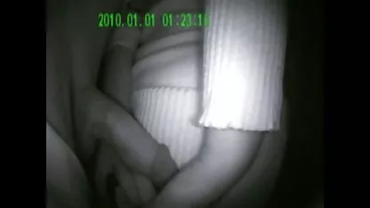 Los machos terminaron su esperma con un vaso luna bella cachonda lleno y le dieron una bebida a la perra.