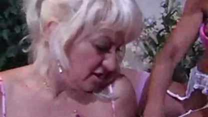 La hermosa estudiante joven Veronica se folla a negras bien cachondas su maestra