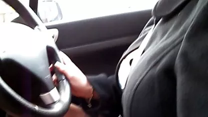 Un tío depravado se puso un arnés y dispuso una doble penetración para la hembra. los videos mas cachondos