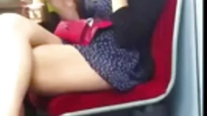 Increíblemente, Alice metió 3 grandes consoladores en su culo, y para todo esto, dos miembros reales más latinas bien cachondas de chicos.
