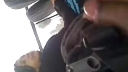 Las lesbianas apacibles y apasionadas mujeres cachondas masturbandose quieren acariciarse en un largo beso apasionado.