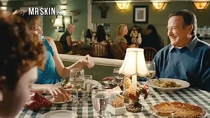 Es tan genial cuando una mujer chupa o salta sobre rábano picante, y la segunda en ese momento está sentada con un gatito en latinas culonas cachondas la boca.