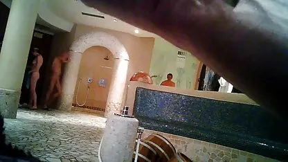 Hombre negro con una gran mujeres sexis cachondas polla folla a una deliciosa novia regordeta en un vestido rojo