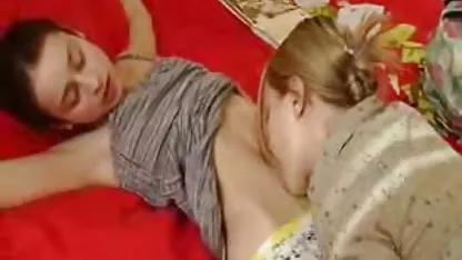 El chico prepa cachonda después de mamada folla a su gato vampiro.