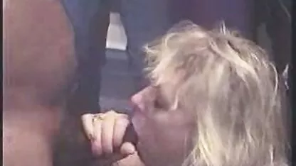 Joven rubia está aprendiendo sexo mujeres cachondas en bikini oral