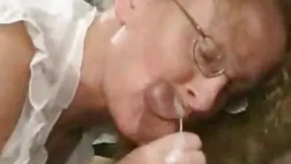 Riley Evans obtiene parejas maduras cachondas semen en la boca después del sexo anal