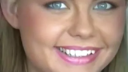 La rubia Nina se traga una polla negra las puchonas en la garganta.