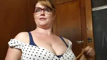 Desgarro lujurioso, frito en dos troncos. Sus agujeros son tan elásticos mujeres cachondas xx que el silbido del pene se hunde en su recto y vagina, y la niña grita con alegría.