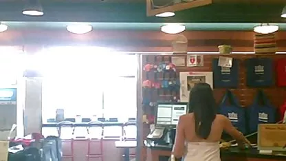 Se folla a una muñeca videos de morenas cachondas de goma y se corre en ella.