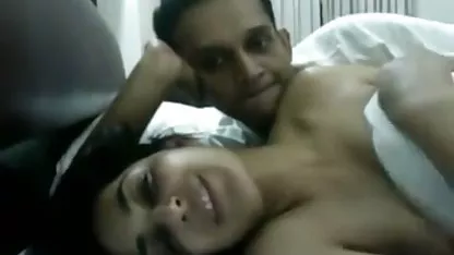 Nena chupando con avidez una chavas bailando cachondo gran polla