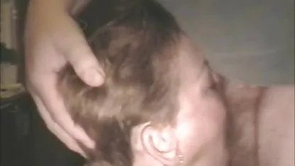 Hermosa morena chupa polla detrás de maduras cachondas y tetonas la pantalla