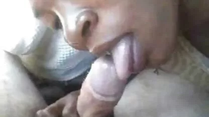 Chica caliente juega videos calientes y cachondos al billar y chupa polla