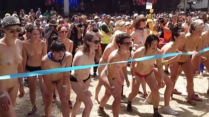 Dos chicas sensuales, que se quedan solas en casa, sin sus chicos favoritos, van desnudas a tomar el super cachondas sol cerca de una amplia piscina de verano, donde acarician suavemente las lenguas y un par de vibradores gruesos al coño de cada uno.