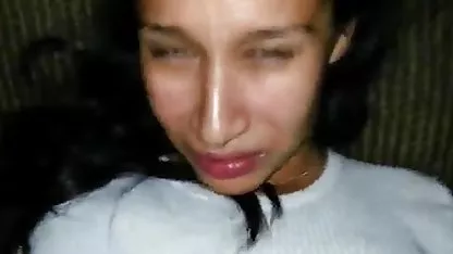 La joven Susie en medias colegialas cachondas gratis blancas acaricia su vagina, la extiende ampliamente y penetra con los dedos, aumenta el placer, acercando un fuerte orgasmo.