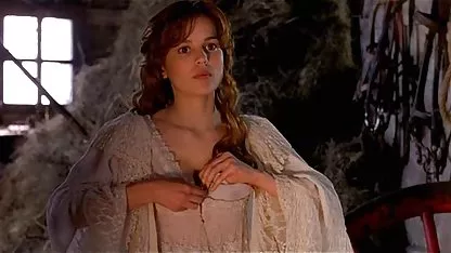 La casadas cachondas joven Leila sabe satisfacer a dos machos.