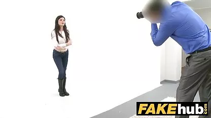 La prostituta está acostada boca abajo, su señoras casadas cachondas botín está arriba y ella está empujando las nalgas, el chico inserta una larga polla en ella, todo es perfectamente visible, ya que están tomando primeros planos.