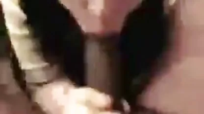 Dos perras chupan la polla de un macho y chicas cachondas desnudas beben su esperma