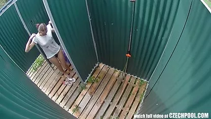Tío peludo, similar a Tarzana, sostiene en una jaula a una rubia tetona, que constantemente folla analmente, chicas cachondas gratis se folla la boca y se corre en sus piernas, obligándola a lamer todo hasta la última gota.