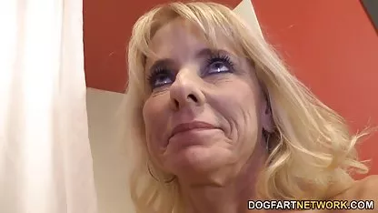 Jennifer chupa la polla gorda de mujeres cachondas bailando nigga