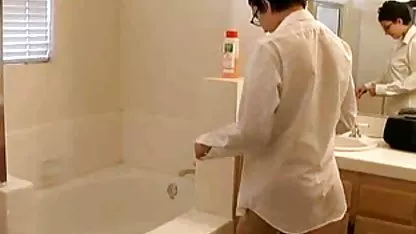 Mamá sexy talentosa chupa polla y traga chicas jovenes cachondas semen