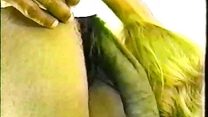 Inmediatamente vemos que frente al espejo, una perra muy videos cachondos de chicas ansiosa y lujuriosa está girando. Mira cómo ella tuerce su culo y lame su reflejo.