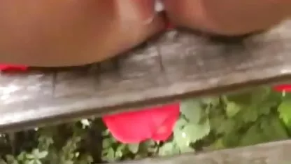 El chico acaricia suavemente a la joven rubia mujeres culonas cachondas y hace un cunniling.