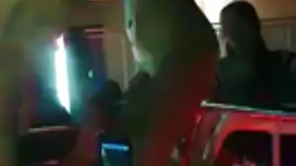 El padrastro maduro vio a una joven hija acariciando a sí misma y decidió follarla hot cachondas