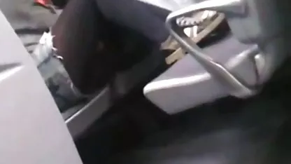 El joven estudiante primero metió varios bonitas y cachondas juguetes en agujeros calientes, y luego un miembro