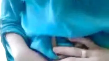 Primero, ella chupa la polla en un baño público, luego ya están en la abuelas cachondas en español habitación y la chica se desviste gradualmente, la joven folla en diferentes poses, video amateur