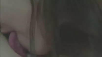 Chica encantadora alegremente porya bajo el agua. La perra grita ruidosamente, sopla burbujas de aire maduras cachondas reales y golpea fuerte en un orgasmo, fulminando al cuerpo de su compañero.