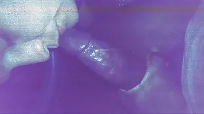Dos soldados hambrientos de cachonda en el baño sexo protagonizaron doble penetración con una rubia.