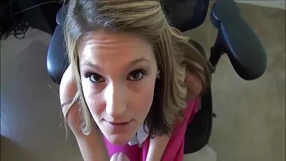 El tipo redtube cachondas está en shock, su novia se va a estudiar durante tres años y él decidió follarla en todos los agujeros para que ella tenga el recuerdo de su inolvidable sexo.